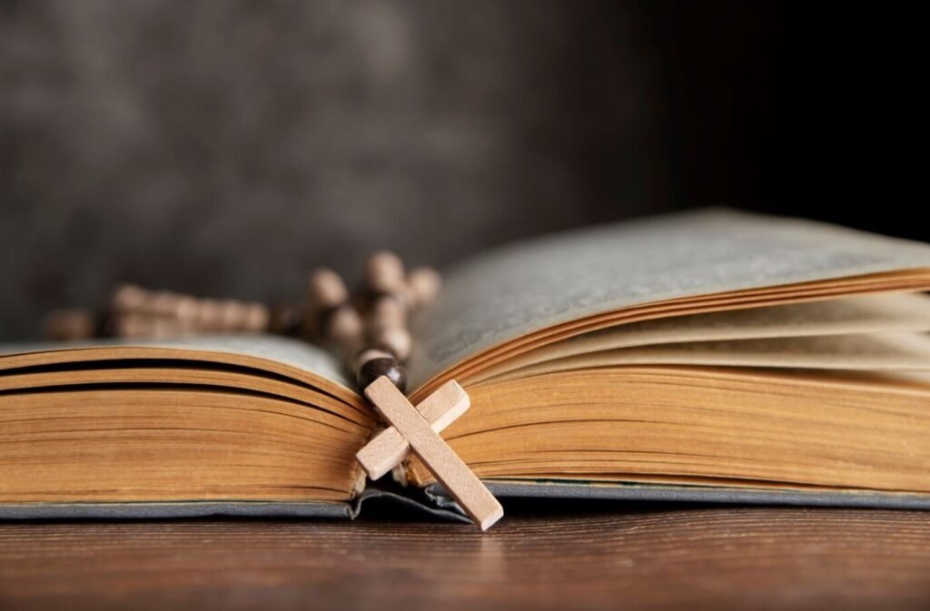 biblia abierta con un rosario en medio 