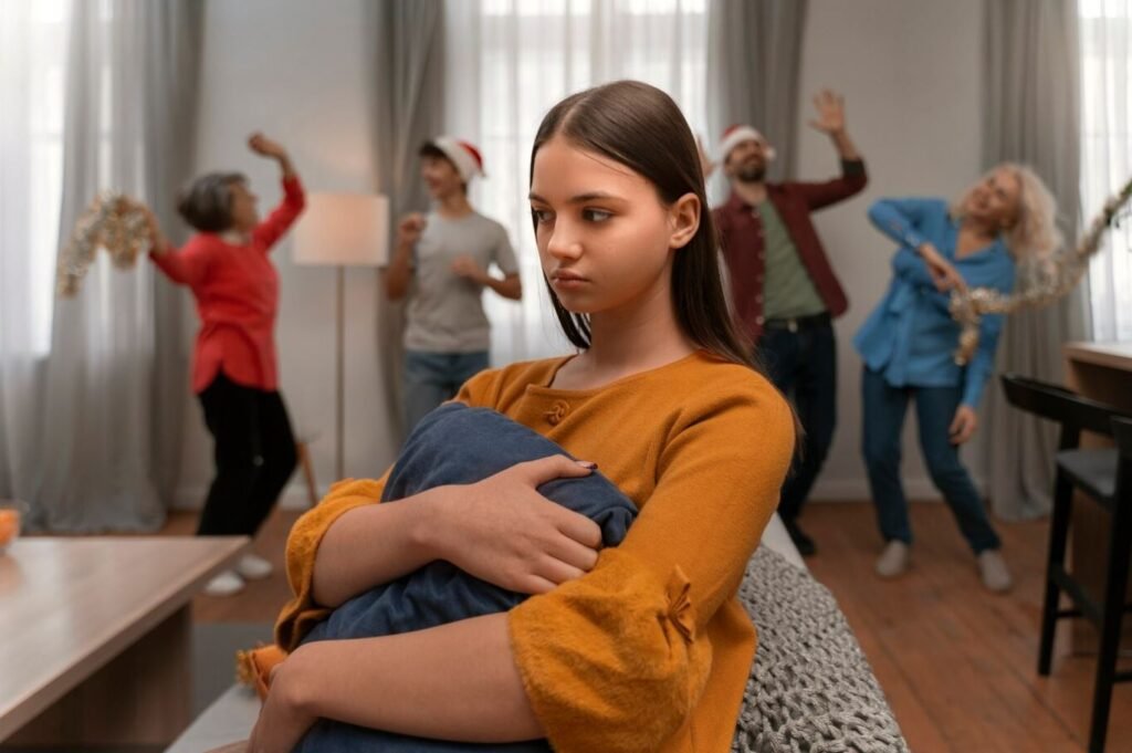 una chica con ansiedad social en una fiesta navideña