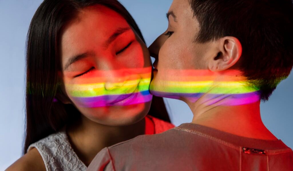 foto de pareja de mujeres LGBT con luz arcoíris 