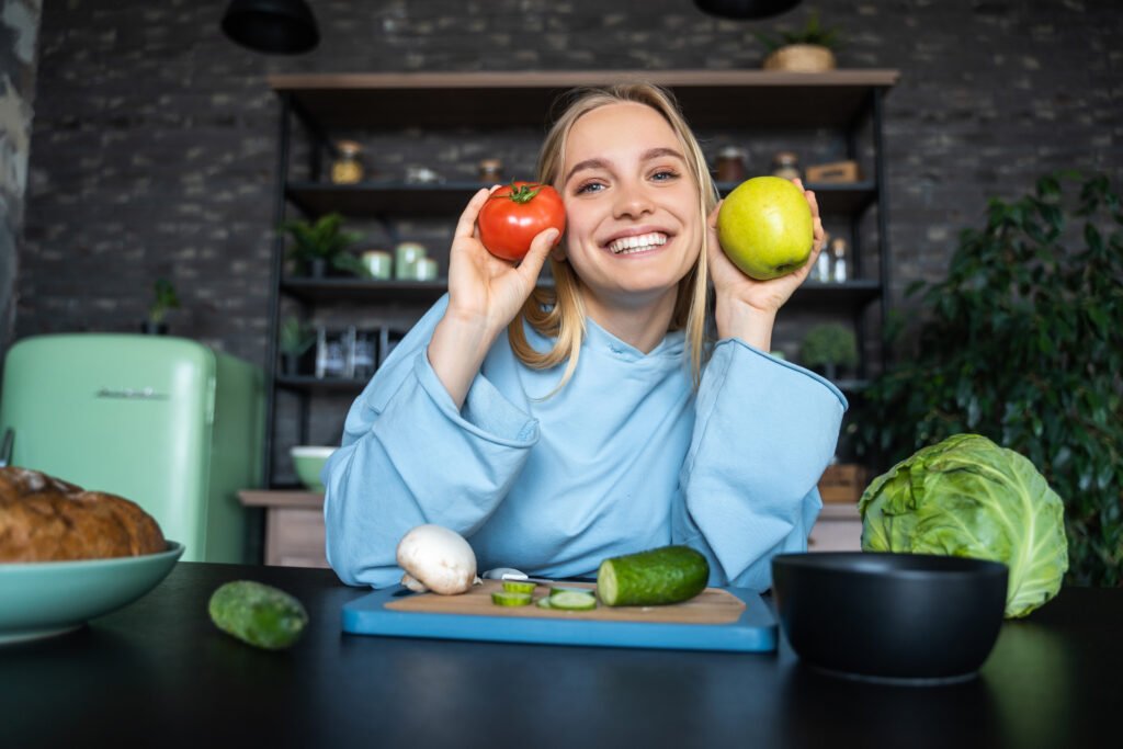 mujer joven con fruta en la cocina