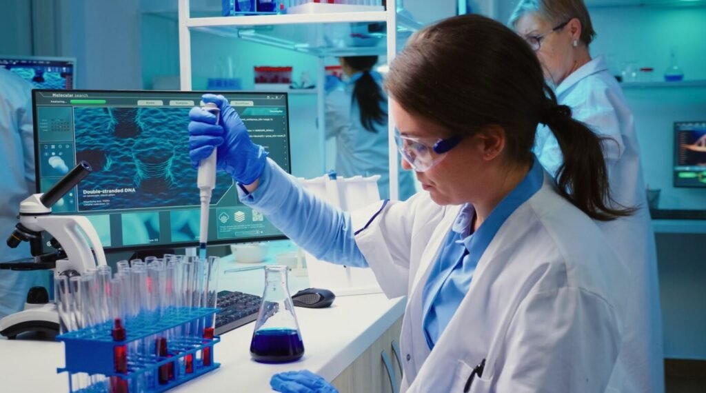 un par de científicas con batas blancas experimentando