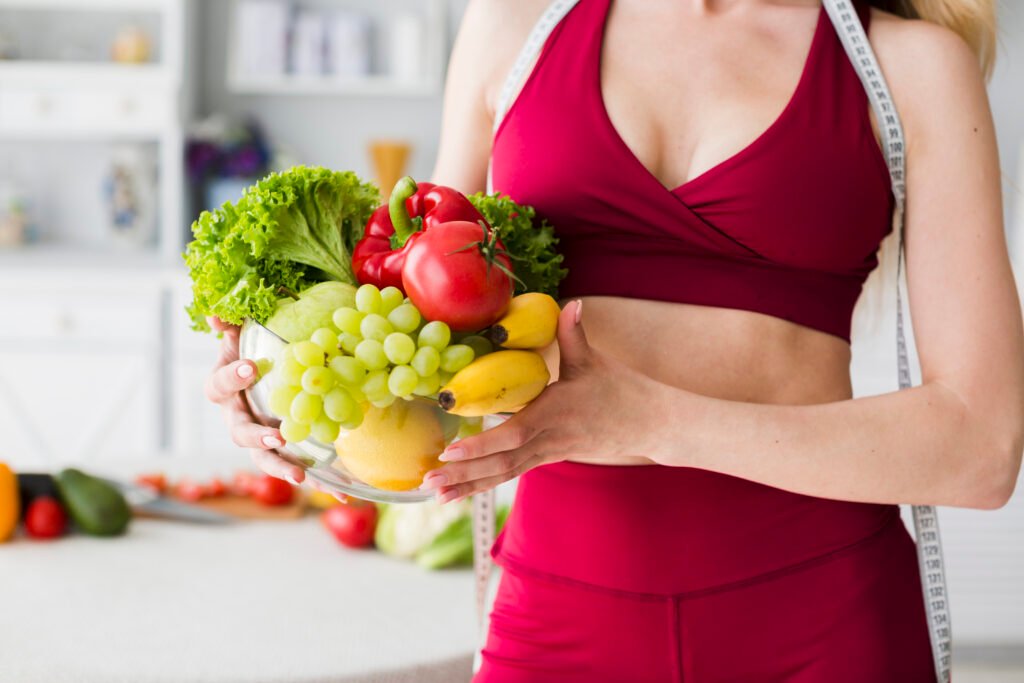dieta mujer con cuerpo atlético frutas y verduras 