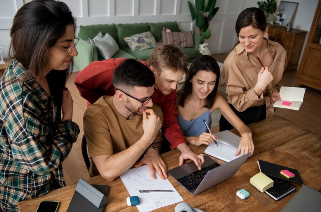 un grupo de estudiantes estudiando para un examen 