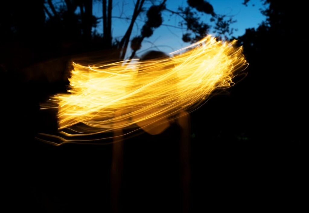 mujer rodeada por luz