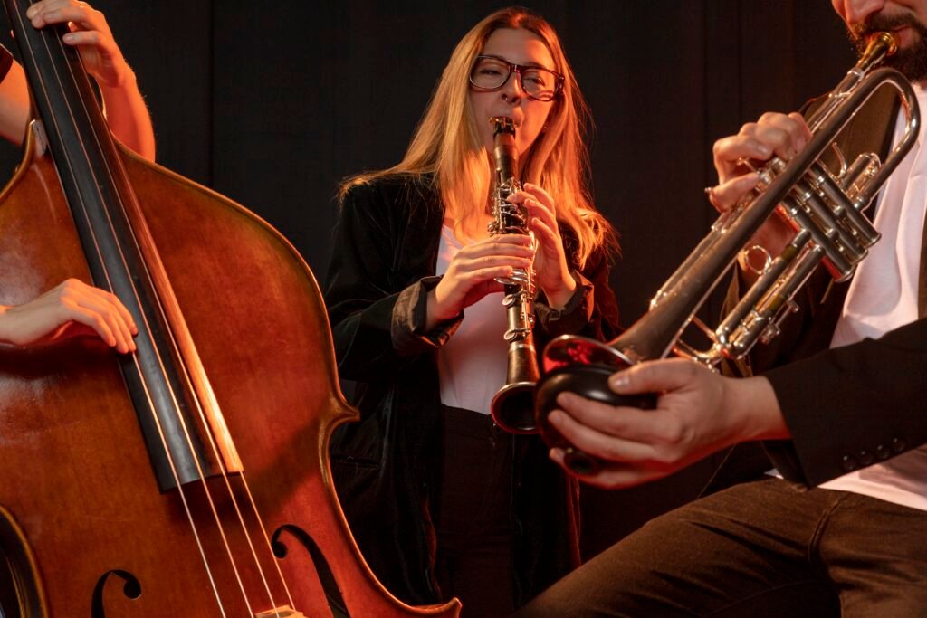 grupo de jazz tocando instrumentos