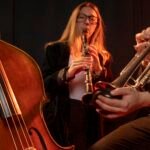 grupo de jazz tocando instrumentos