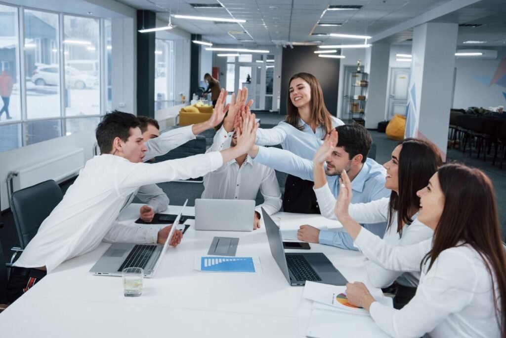 día del trabajo equipo de trabajo chocando las manos éxito y logros
