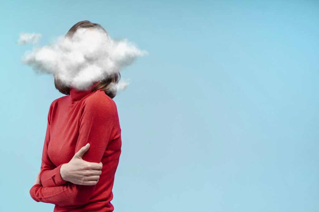 mujer de vista lateral con cabeza en forma de nube