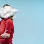 mujer de vista lateral con cabeza en forma de nube