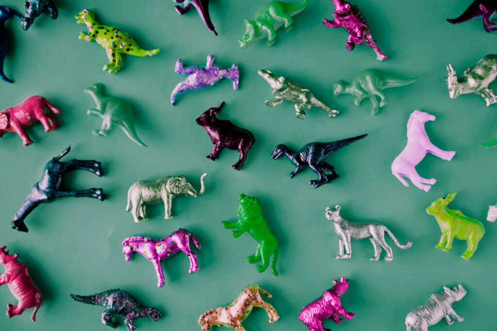 animales de plástico de distintos colores 