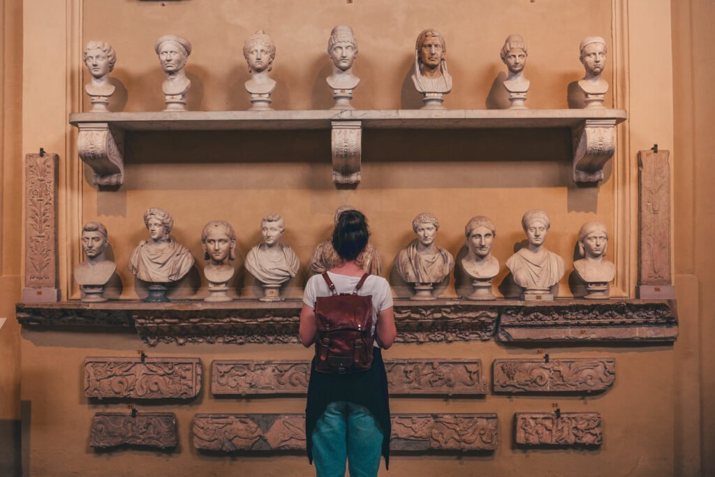 mujer viendo estatuas griegas 