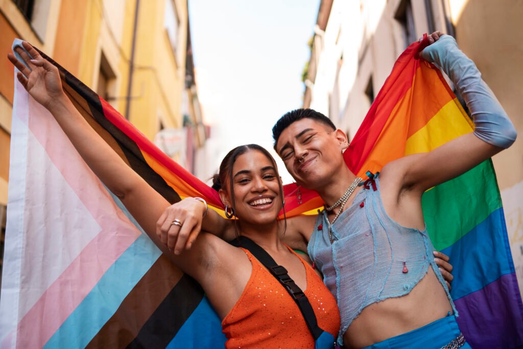 gente disfrutando de las celebraciones del mes del orgullo