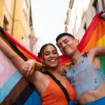 gente disfrutando de las celebraciones del mes del orgullo