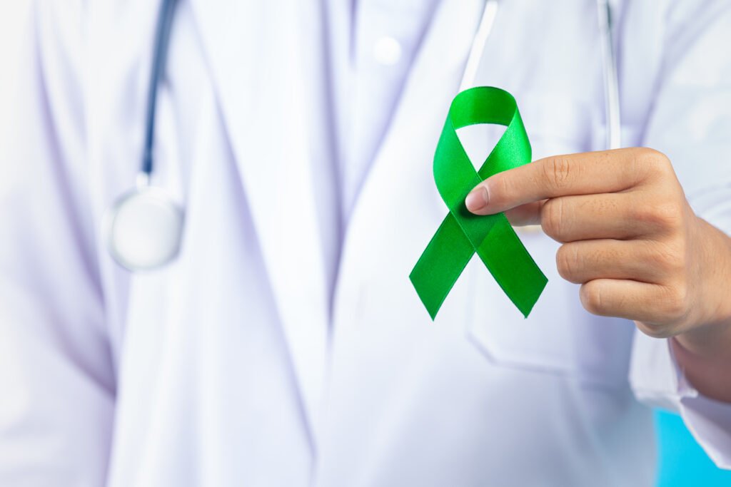Día Mundial de la Salud Mental: Médico sosteniendo una cinta verde