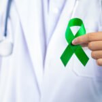 Día Mundial de la Salud Mental: Médico sosteniendo una cinta verde