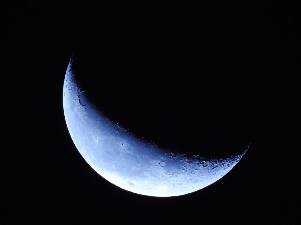 Una toma aérea de primer plano de la hermosa luna por la noche.