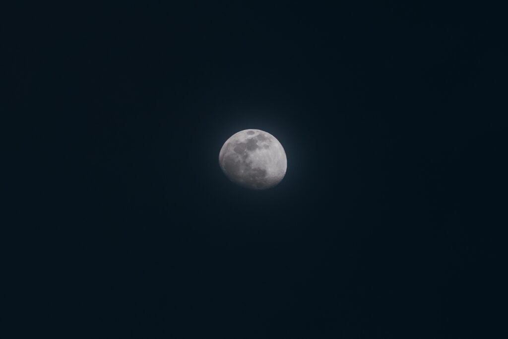 Una hermosa toma panorámica de una luna llena en un cielo nocturno.