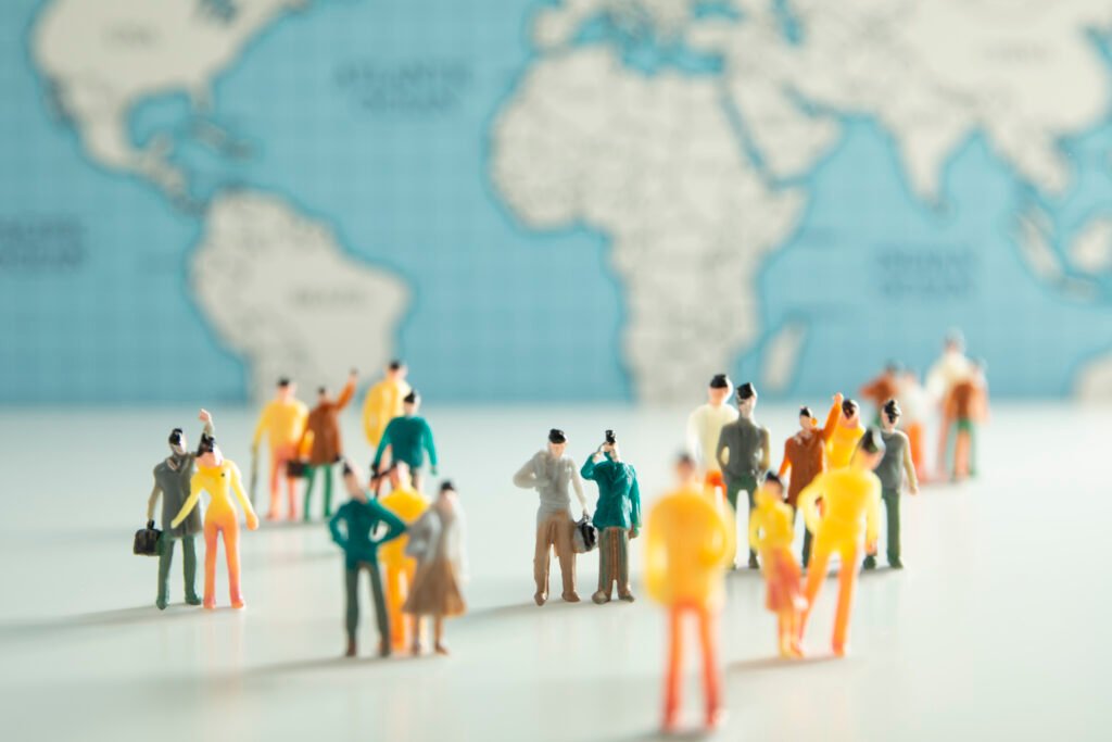 Mapa del mundo con personas en ángulos altos.