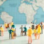 Mapa del mundo con personas en ángulos altos.